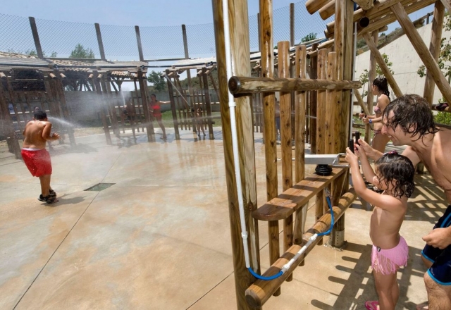 disfruta de las atracciones acuaticas